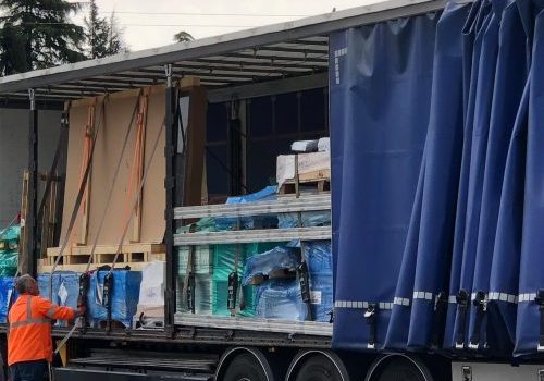 Merci all'interno di un container pronte per il trasporto