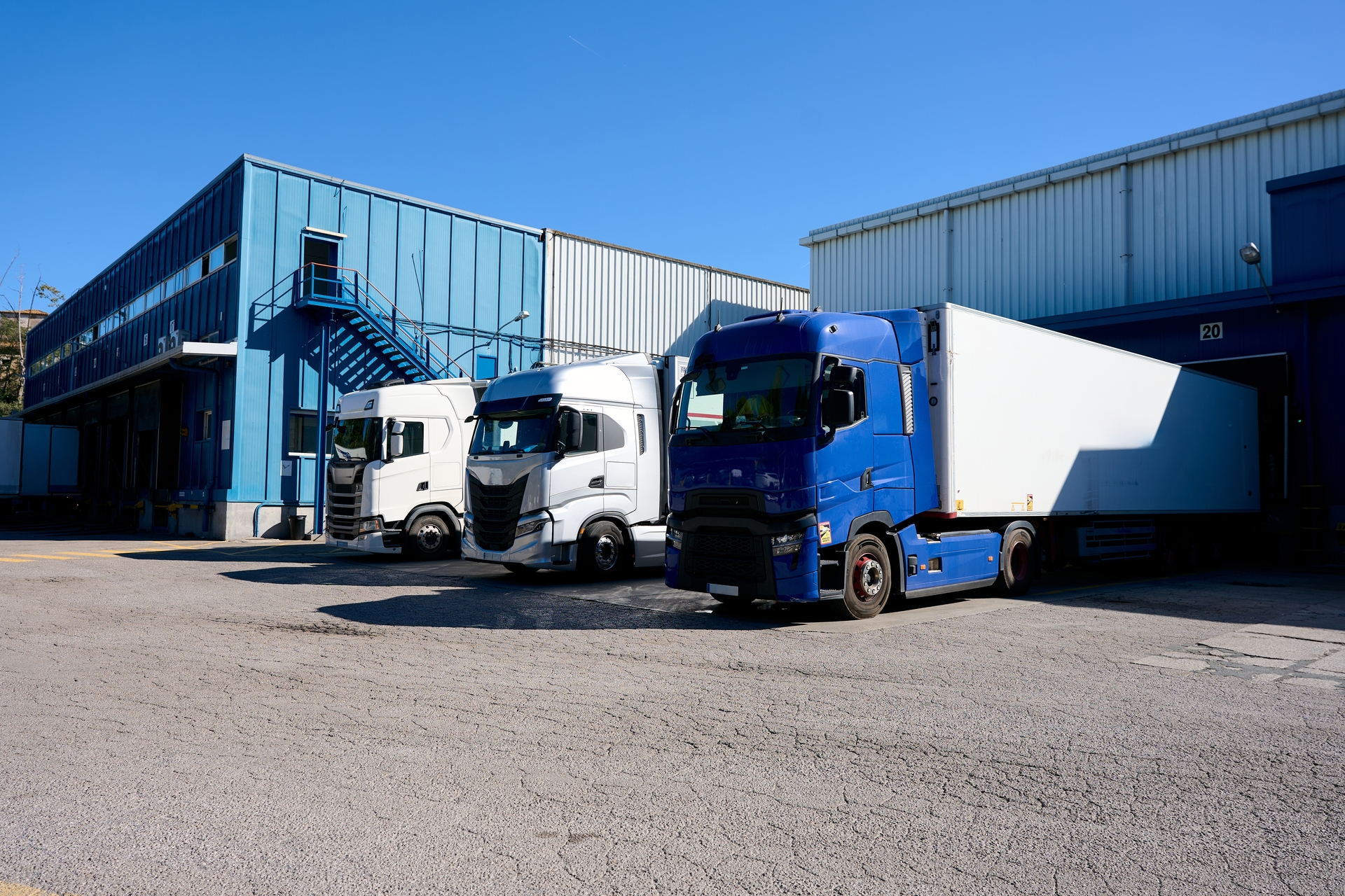 Tre camion davanti a un magazzino conto terzi