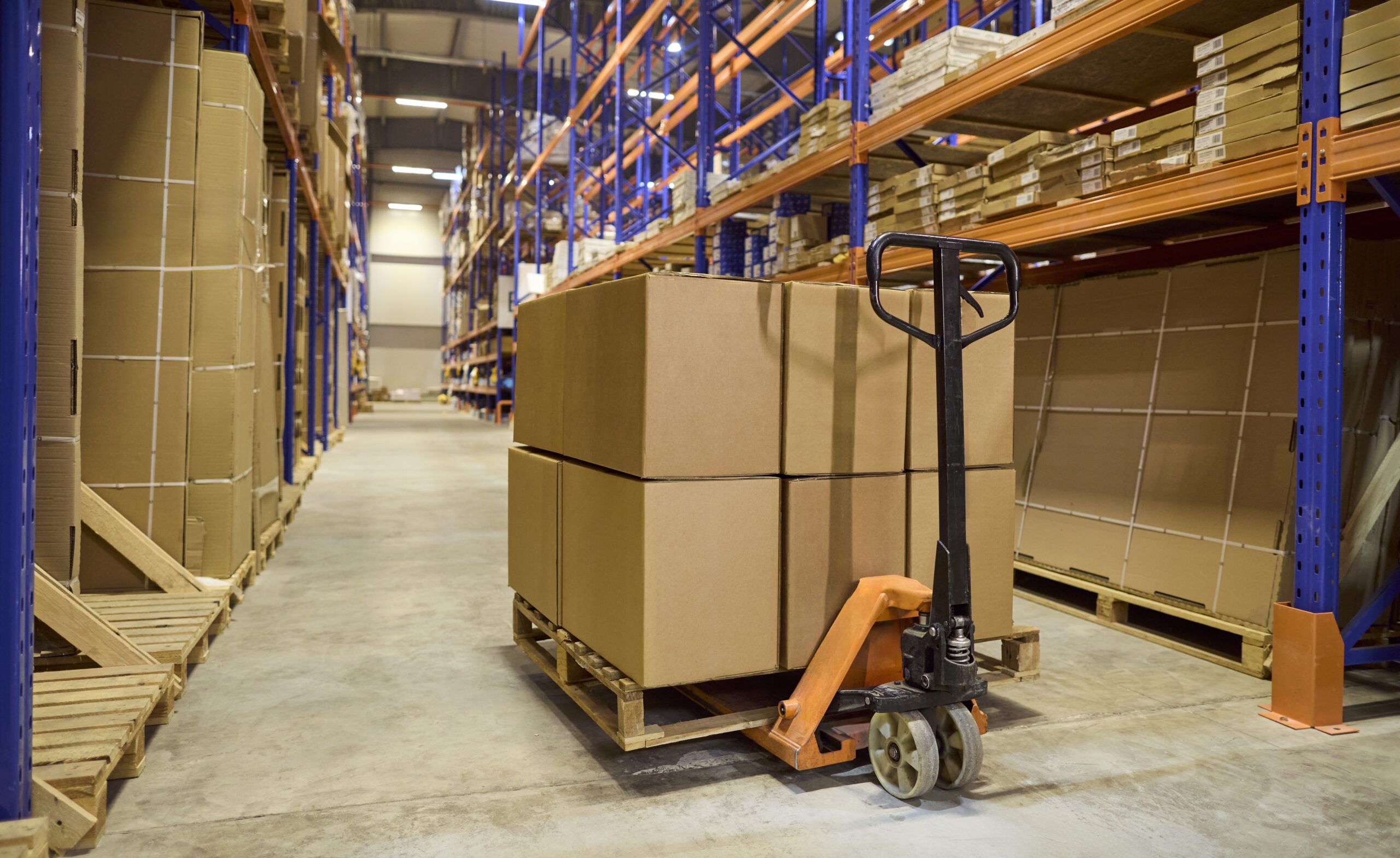 carico e scarico merci in magazzino un pacco in magazzino logistico pronto per le attività di carico e scarico